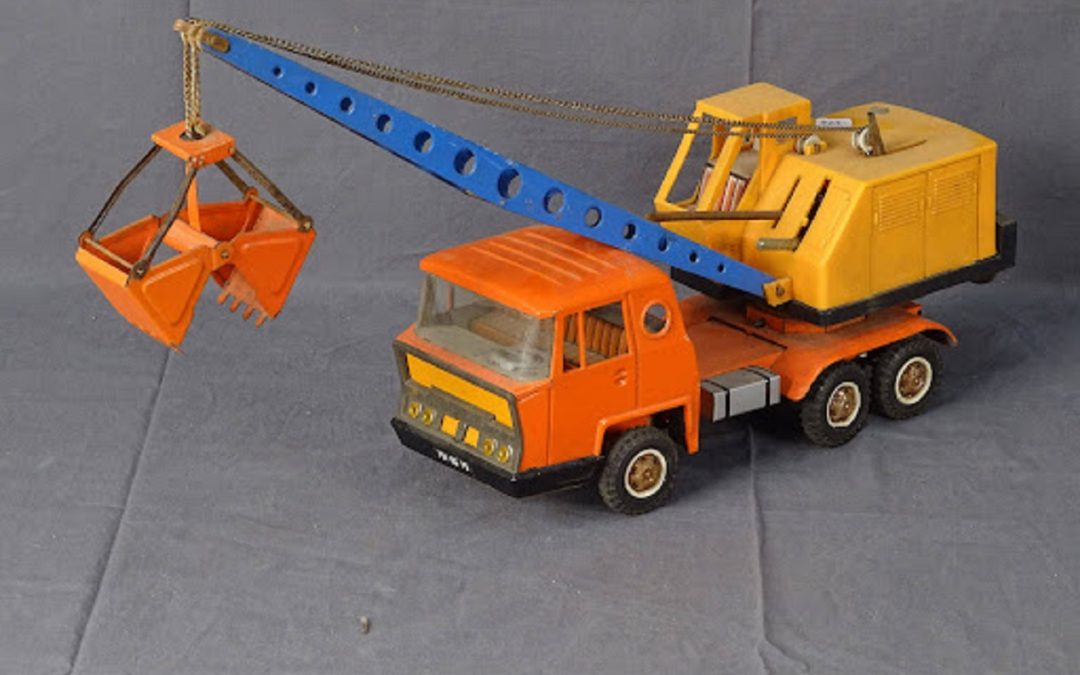 Un camion avec grue pour transporter et poser les matériaux sur