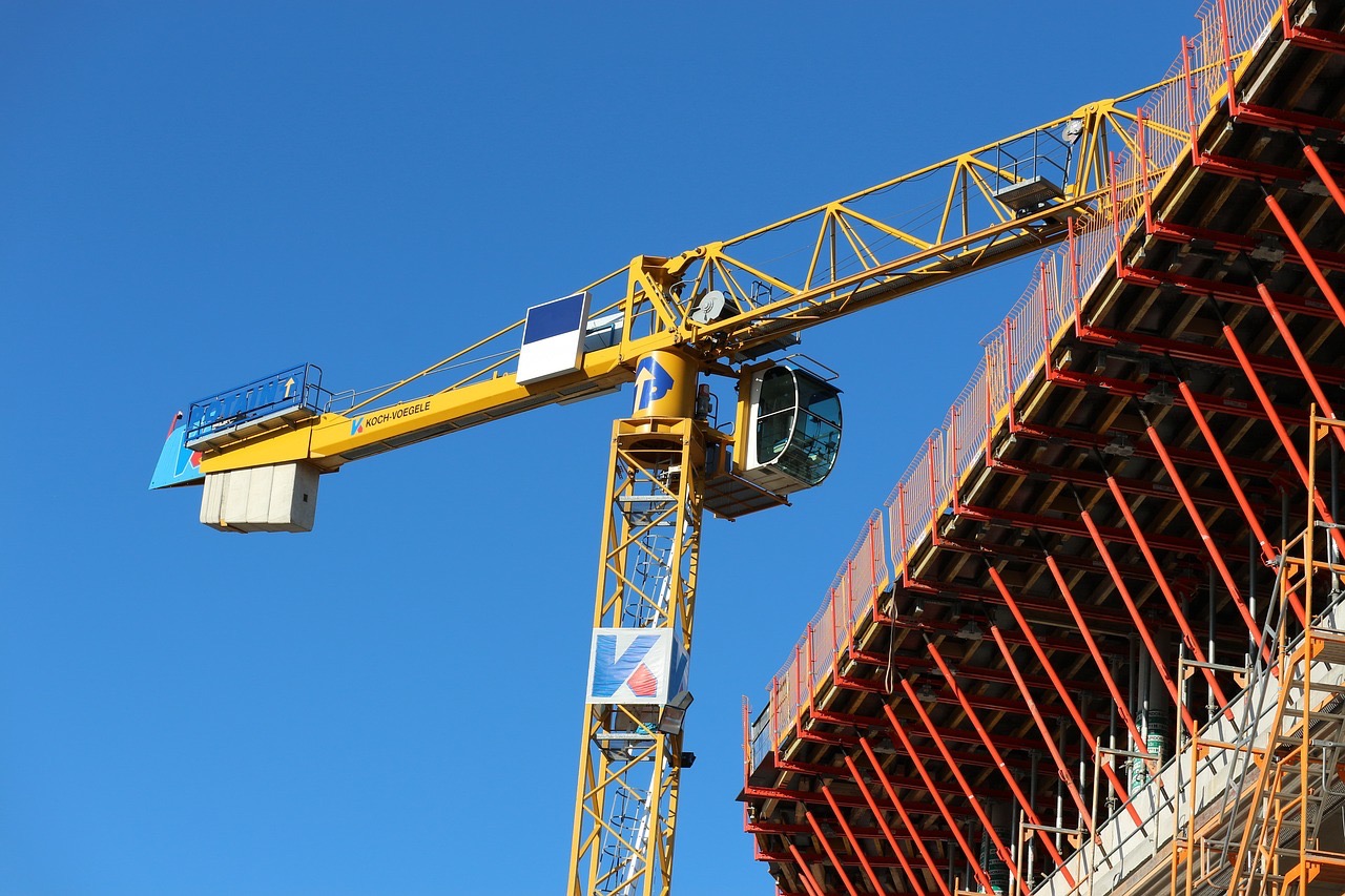 Grue de levage - un engin requis pour le transport d'objets lourds.